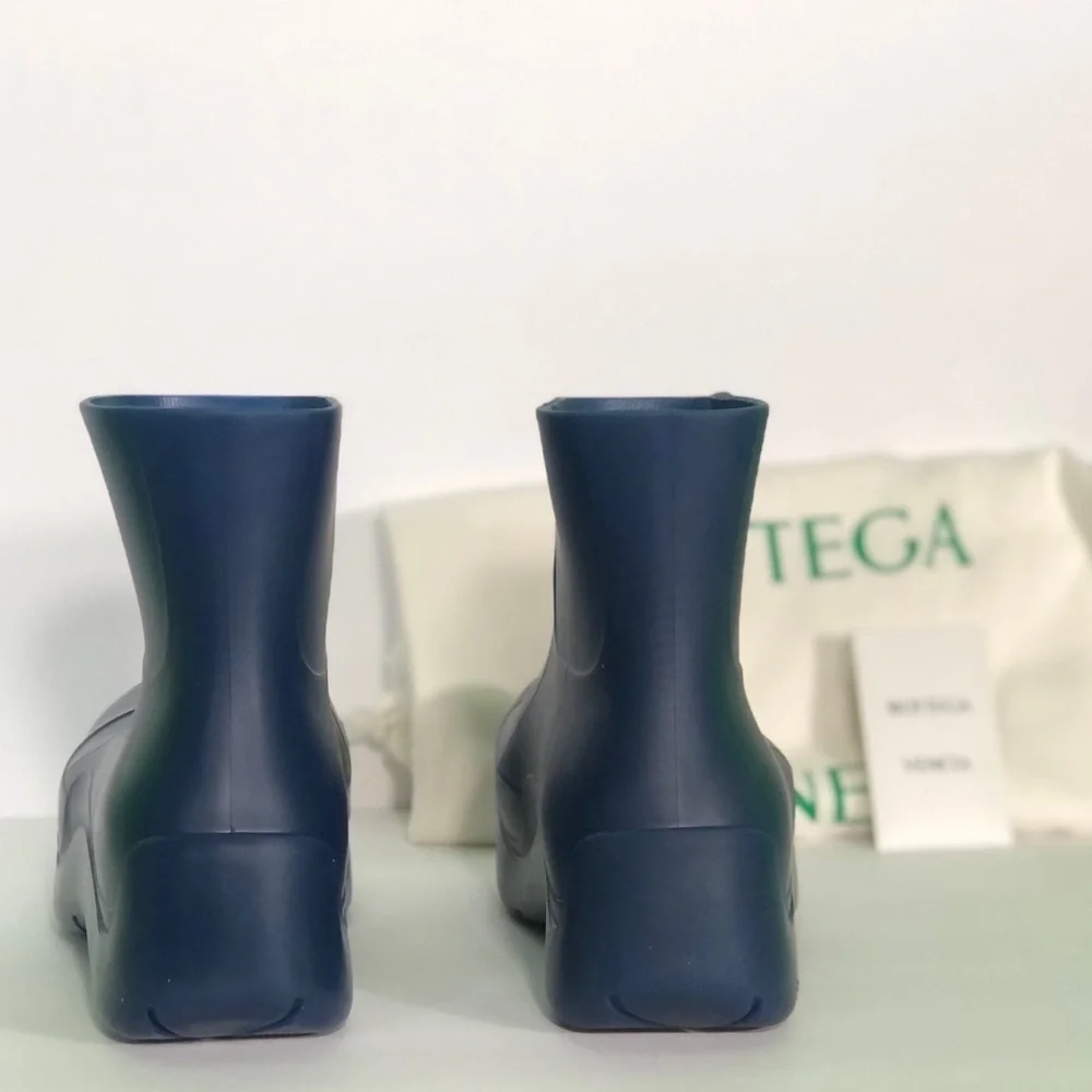 BOTTEGA VENETA Men’s Blue Rubber Puddle Ankle Rain Boots Size 42 US Size 9 NWT